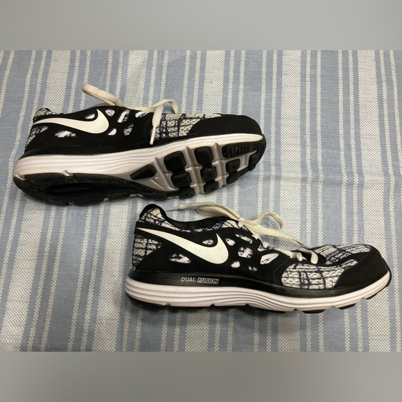 Nike “Dual Fusion Lite” black and white sneakers. - Picture 1 of 4